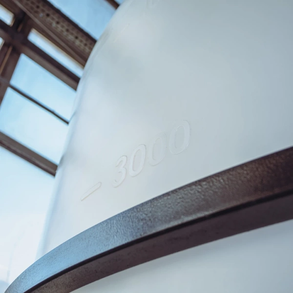 Емкость ЦКТ 5000 л с патрубком 110мм белая в обрешетке с лестницей