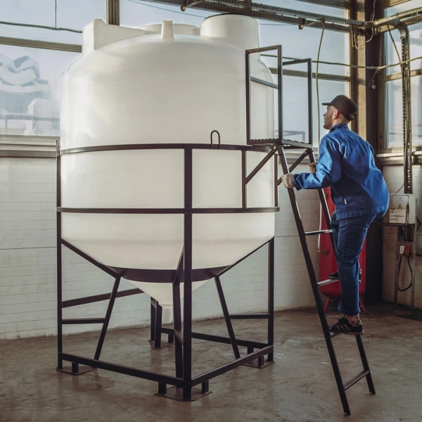 Емкость ЦКТ 5000 л с патрубком 160мм с фланцем под плотность до 1,2 г/см³ белая в обрешетке с лестницей